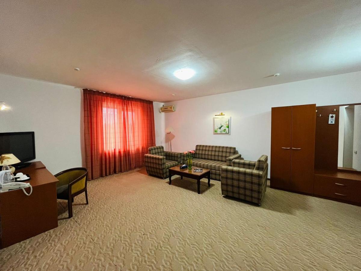 Tengri Hotel Atyrau Bagian luar foto