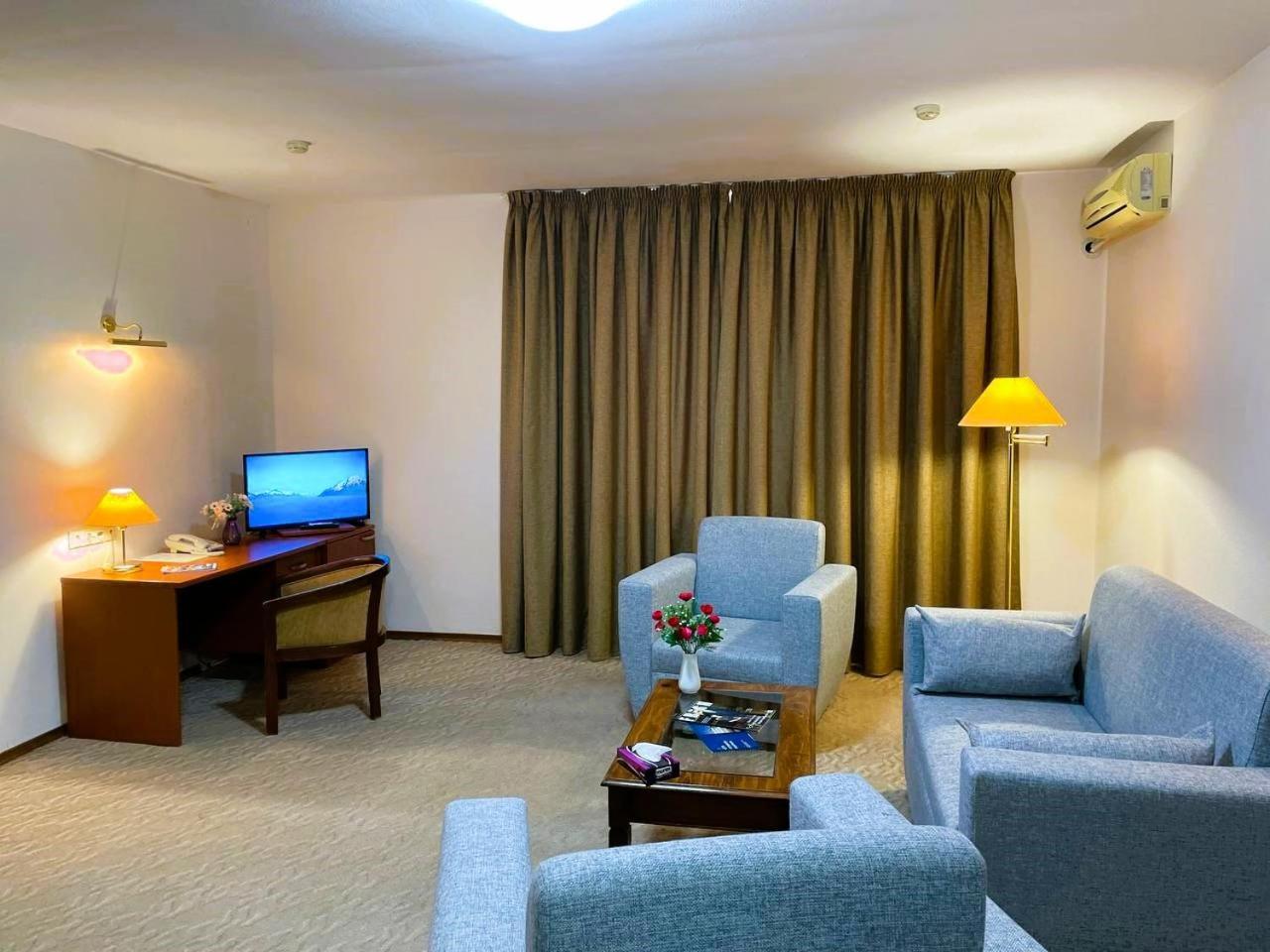 Tengri Hotel Atyrau Bagian luar foto