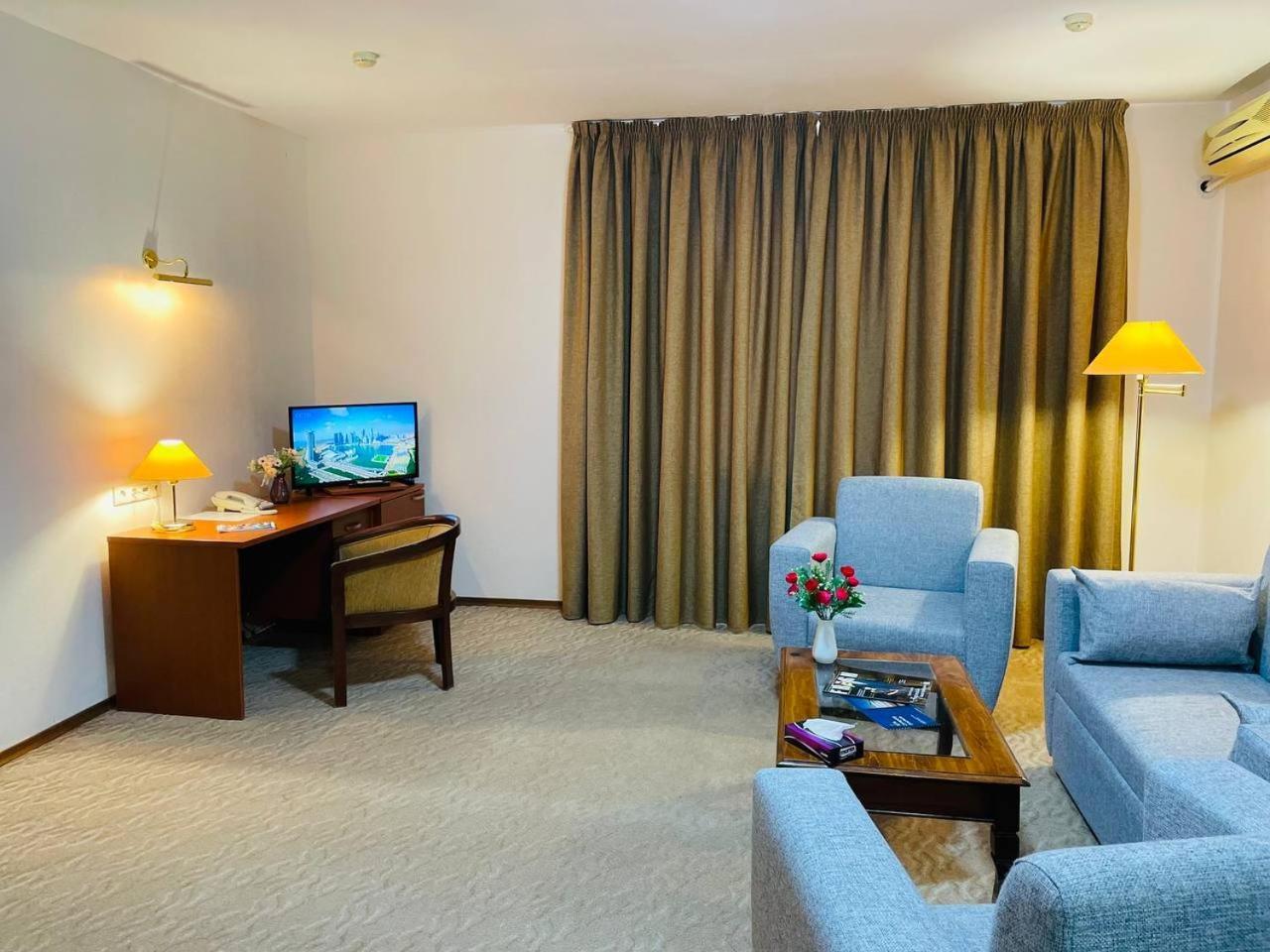 Tengri Hotel Atyrau Bagian luar foto