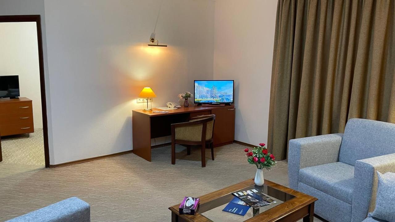 Tengri Hotel Atyrau Bagian luar foto
