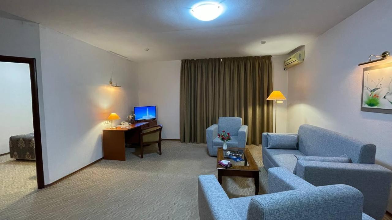 Tengri Hotel Atyrau Bagian luar foto