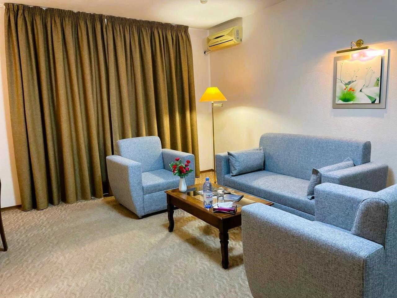 Tengri Hotel Atyrau Bagian luar foto